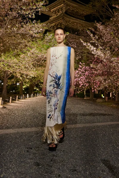 Look 16